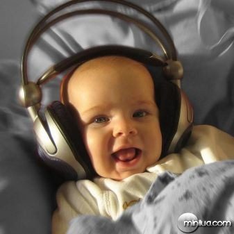 bebe-ouvindo-musica