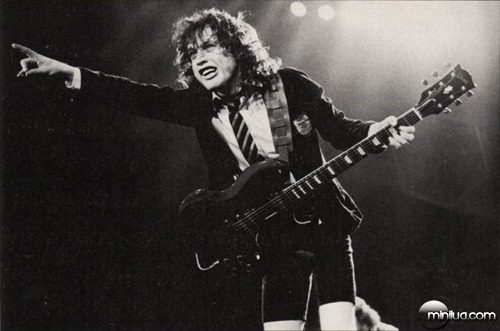 Angus-Young-ac-dc-4157868-664-439