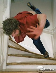 caindo da escada