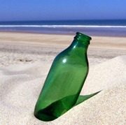 garrafa-vazia-na-praia-e9d50