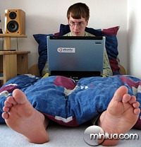 boy-using-laptop-in-bed