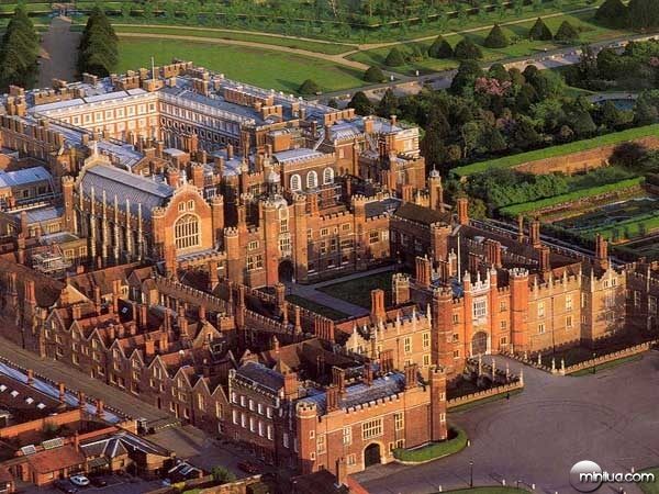 Hampton_Court_Aerial