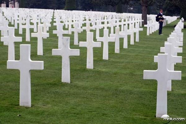 omaha-visitante-no-cemiterio-militar-norte-americano