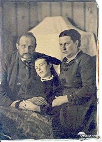 220px-Victorian_era_post-mortem_family_portrait_of_parents_with_their_deceased_daughter