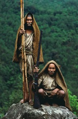 Unable to sustain a livelihood with the little land they own, Mani Lal and his brother Sri Lal, make a living as honey hunters. Central Nepal.<br /><br /><br />
N ayant pas suffisamment de terres pour survivre, Mani Lal Gurung et son frere Sri Lal, sont chasseurs de miel. Centre du Nepal.<br /><br /><br />
