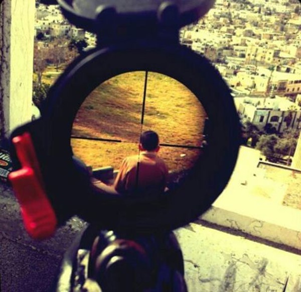 Um franco-atirador israelense publicou uma fotografia no Instagram de uma criança palestina na mira do seu rifle, em 2013.