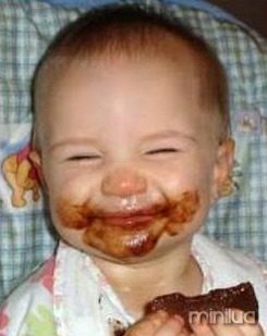 !a baby comendo chocolate