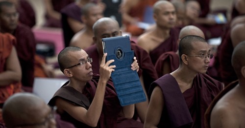 13jun2013---monge-budista-fotografa-com-tablet-durante-conferencia-sobre-violencia-religiosa-em-um-monasterio-de-yangon-em-mianmar-1371135858210_956x500