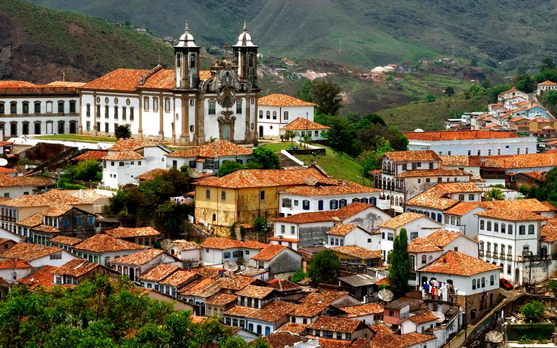Building-House-Ouro-Preto-state-Minas-Gerais-Brazil-Wallpaper