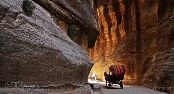 Approaching-Petra-with-horse-and-carriage