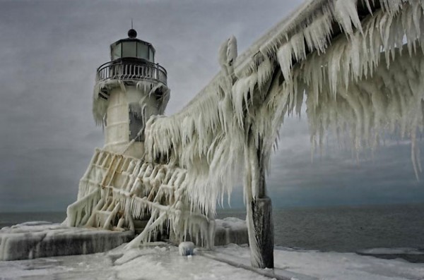 frozen-lighthouse-st-joseph-north-pier-lake-michigan-3