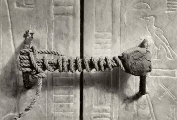 El sarcófago de Tutankhamon con su “candado” completo.