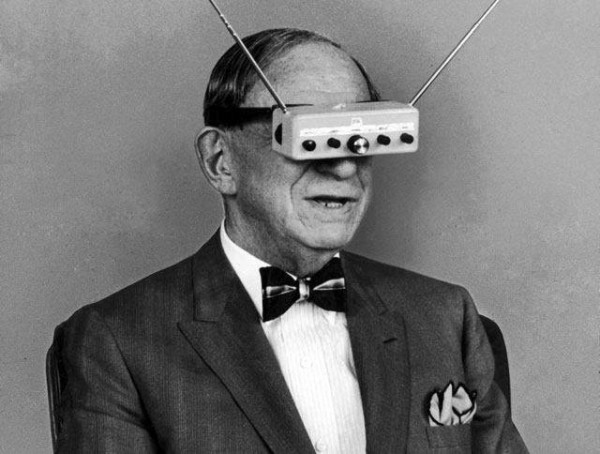 Hugo Gernsback y su televisor portátil de 1963.