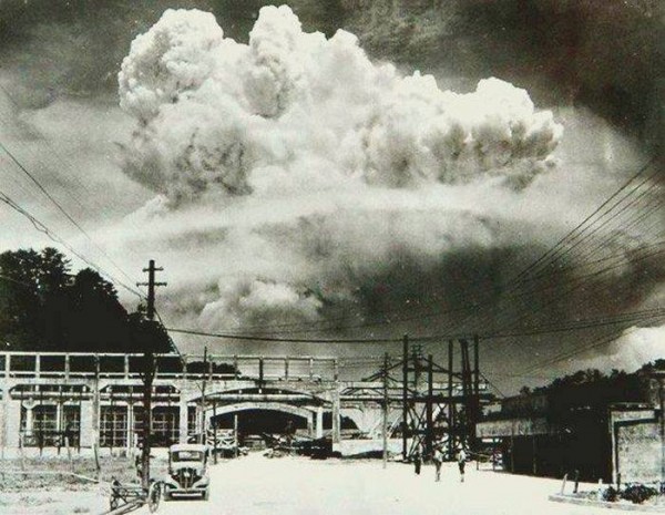 Nagasaki, 20 minutos después de haber explosionado la bomba atómica en 1945.