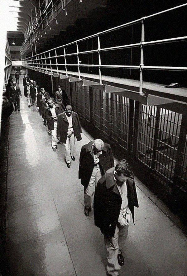 Últimos prisioneros abandonando la Isla de Alcatraz, 1963.