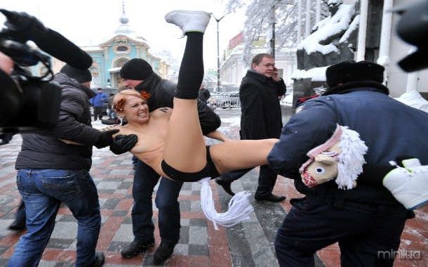 police-oficiais de deter-a-Femen-ativista-ay_99672088