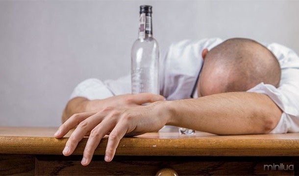 A música alta pode causar alguém a beber mais álcool em menos tempo