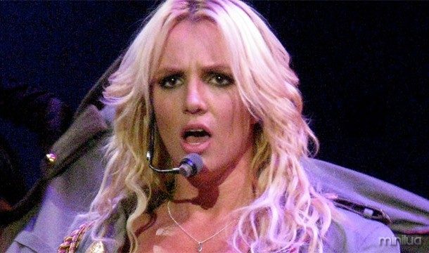 A Marinha britânica usa músicas de Britney Spears para susto de piratas somalis