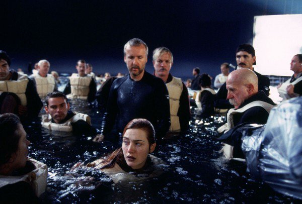 kate-winslet-middle-front-with-James-cameron-TITANIC-set-600x406