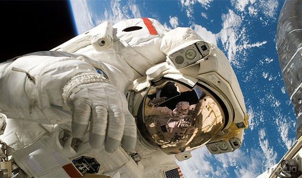 No espaço, os astronautas, por vezes, ver flashes brilhantes devido a raios cósmicos marcantes sua retina. Isso não acontece aqui na Terra graças à proteção do magnteosphere