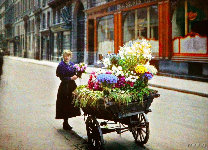 Mulher com um carrinho de flores nas ruas de Paris no início do século XX 