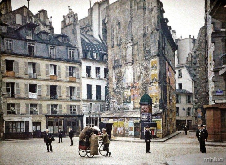Pessoas andando pelas ruas de Paris em 1914 