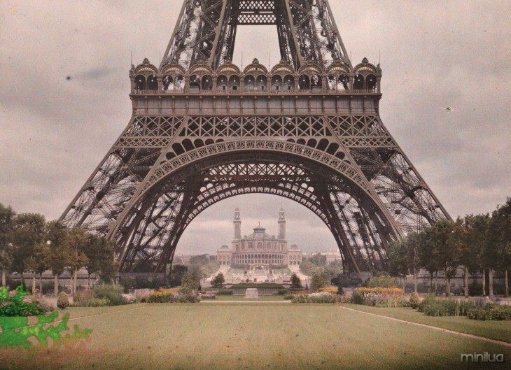 fotografia na parte inferior da Torre Eiffel em Paris em 1914 