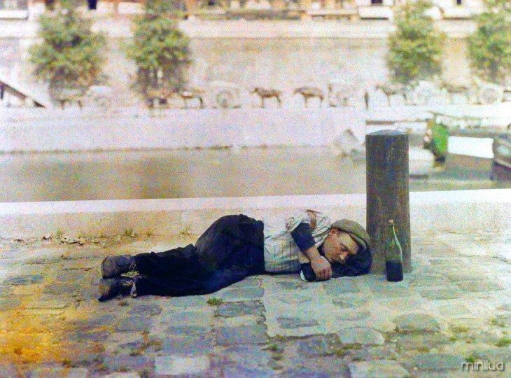 Homem dormindo em uma rua de Paris no início do século XX 