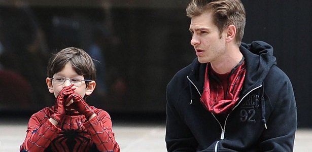 andrew-garfield-films-amazing-spider-man-2-with-mini-me-02