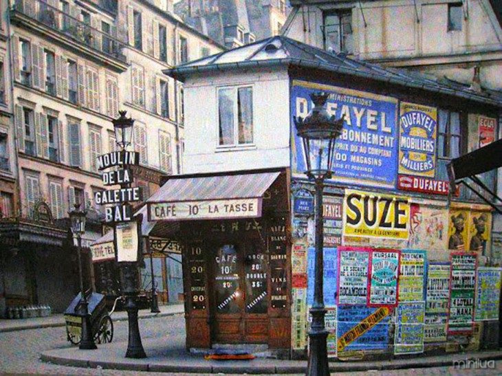 Cartazes e publicidade em um café de Paris em 1914 