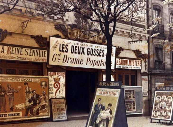 teatro em Paris com a publicidade das suas funções 