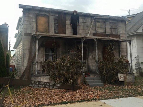 Halloween lovers need to take stop inspiration from this amazingly decorated house this year taken from: http://imgur.com/gallery/TsgbY credit: MadVillainousDave/Imgur