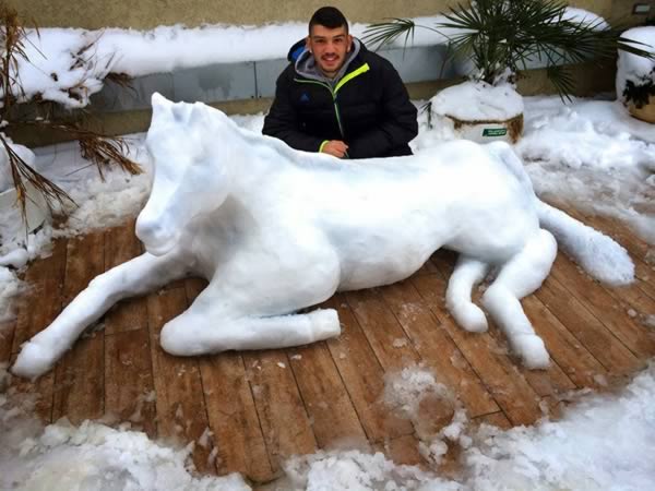 a98830_snow-sculpture_3-horse