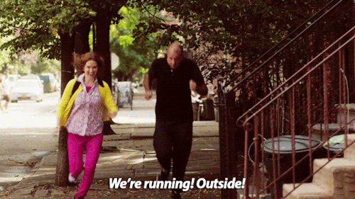 Ellie Kemper executando executando gif