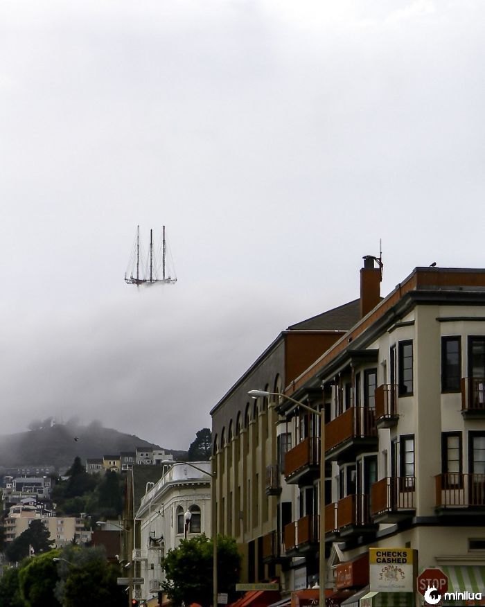 Esta imagem da torre de Sutro em San Francisco faz-lhe o olhar como a parte superior do navio de flutuação do holandês de vôo