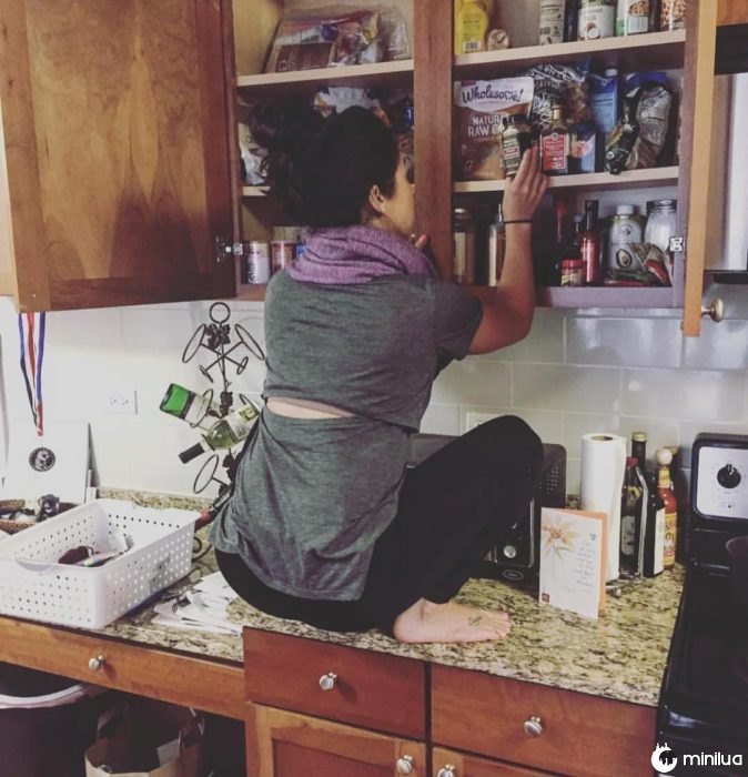menina sentada em uma cozinha