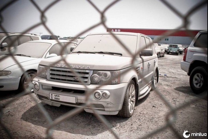 Range Rover espanou e abandonado em um ferro-velho em Dubai 