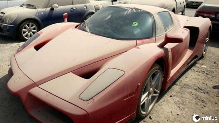 Ferrari abandonado em um dos estacionamentos em Dubai 