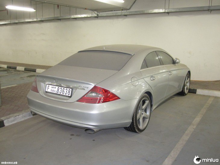 Mercedes Benz cinza abandonado em um estacionamento em Dubai 