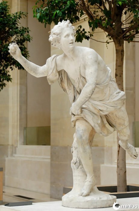 estátua grega jogando uma maçã