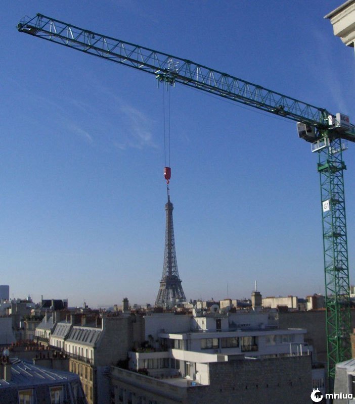 Eiffel-tower-crane-perfect-timing