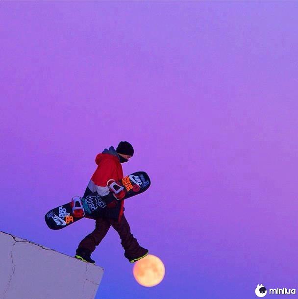 Snowboarder-walking-on-moon-perfeito-timing