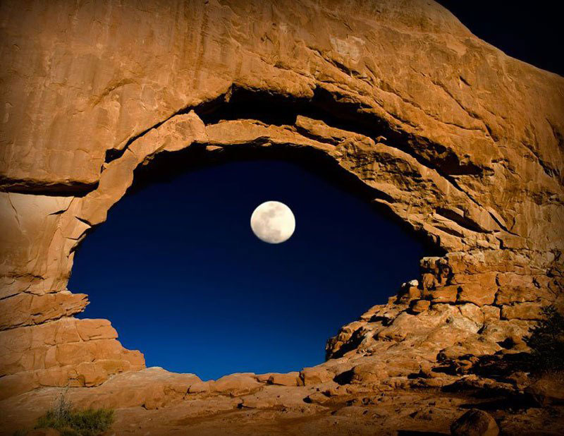 A-lua-através-norte-janela-arcos-nacional-parque-utah-estados-unidos