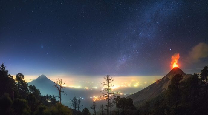 Fotógrafo registra erupção de um vulcão de uma forma perfeita