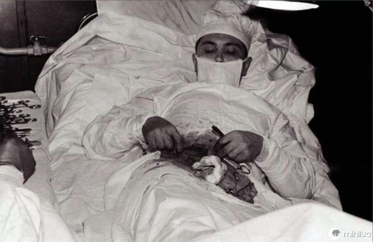 Doutor sendo operado apenas 