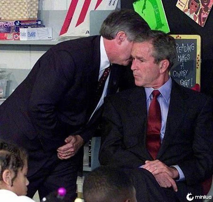 alguém diz algo no ouvido do presidente Bush 