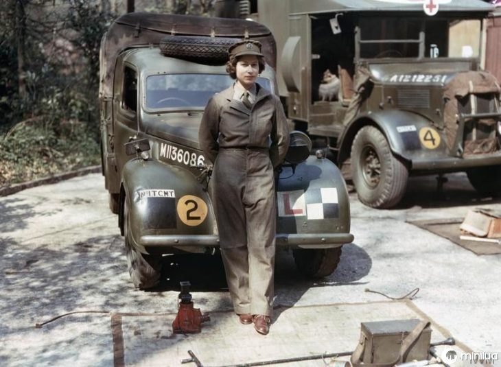 foto da rainha na frente de um caminhão militar 