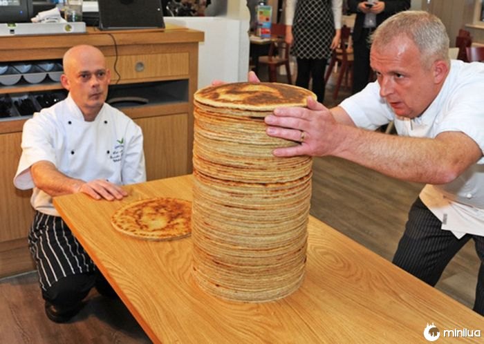 Homem resolver tortillas de farinha perfeitamente redonda 