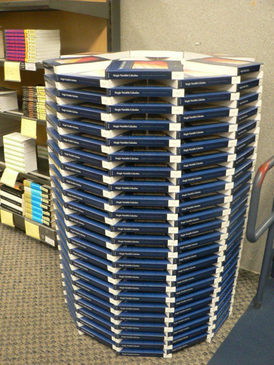 livros em uma biblioteca acomodados em um círculo 