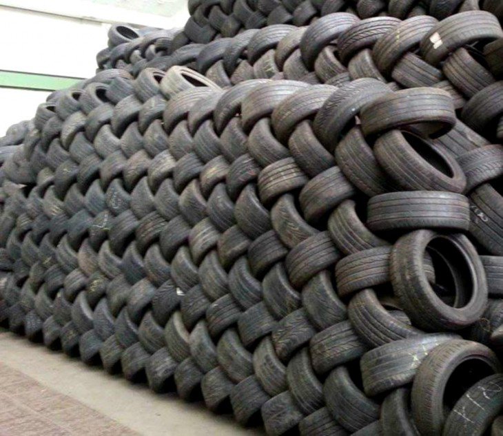 pneus empilhados em um quarto perfeitamente 